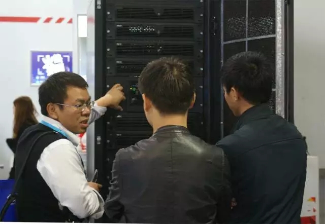 南宫体育app客服人员接待客户